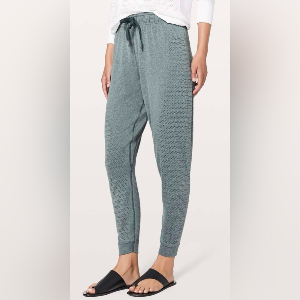 Lululemon Breeze By Jogger Squad Gravity Grey Size 2